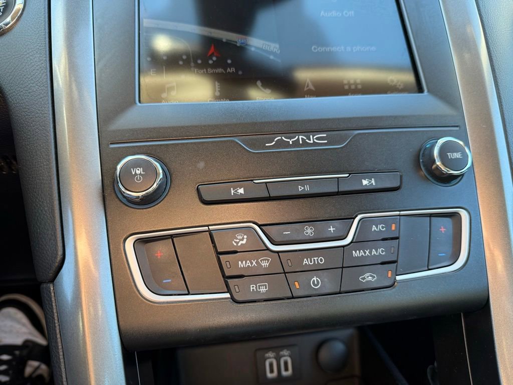 Used 2019 Ford Fusion SE FWD image 17