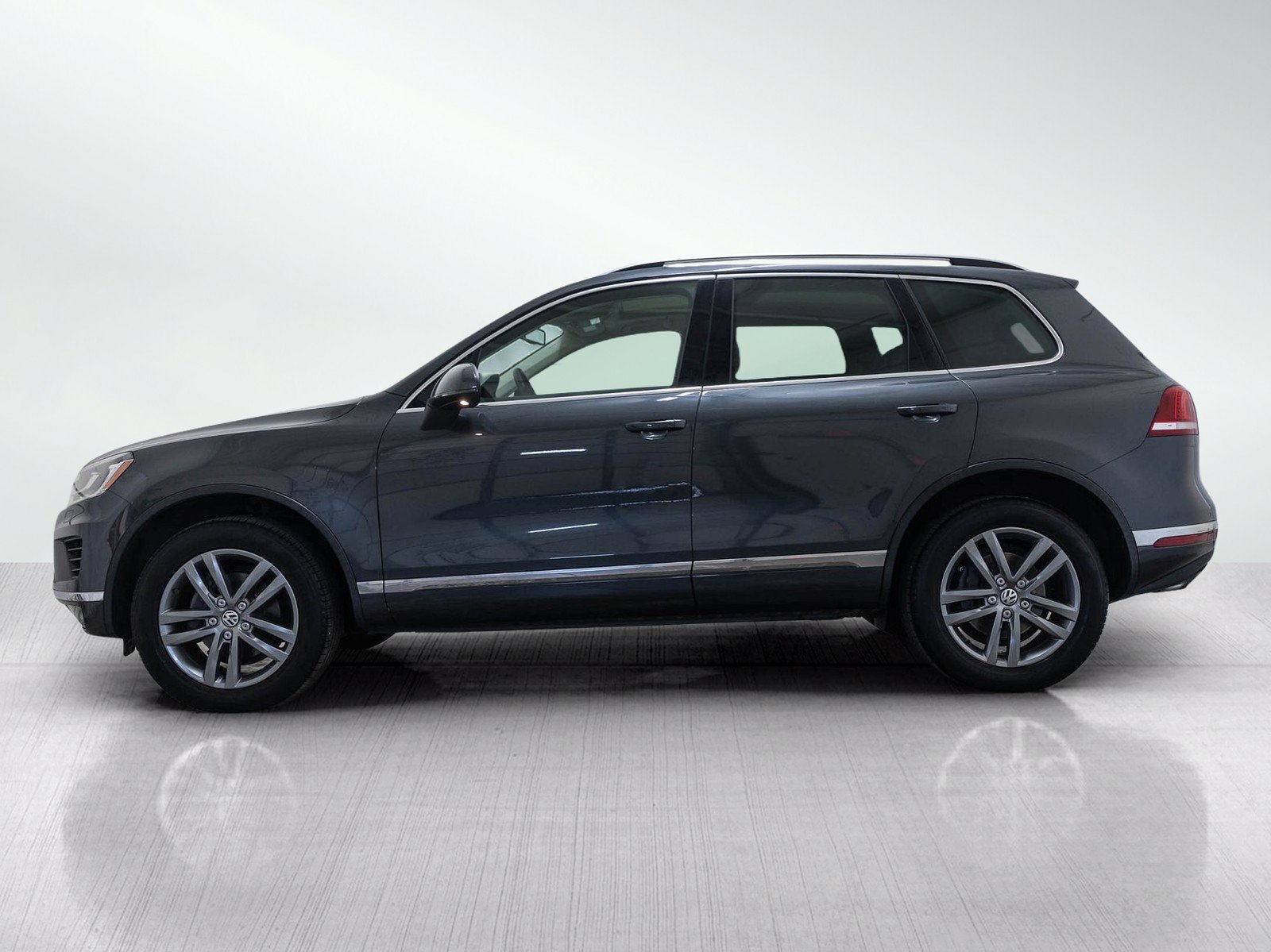 Used 2015 Volkswagen Touareg VR6 AWD/4WD image 3