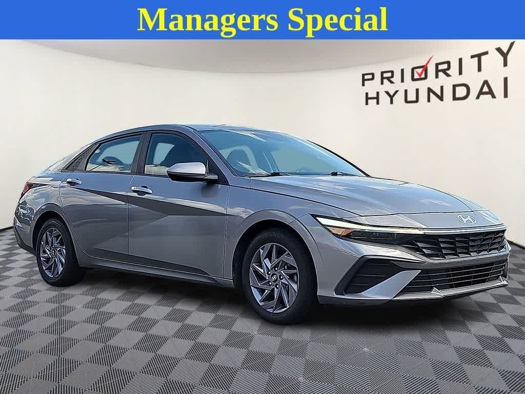Used 2024 Hyundai Elantra SEL FWD image 3