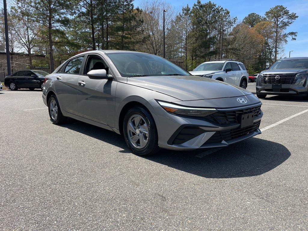 Used 2024 Hyundai Elantra SE image 4