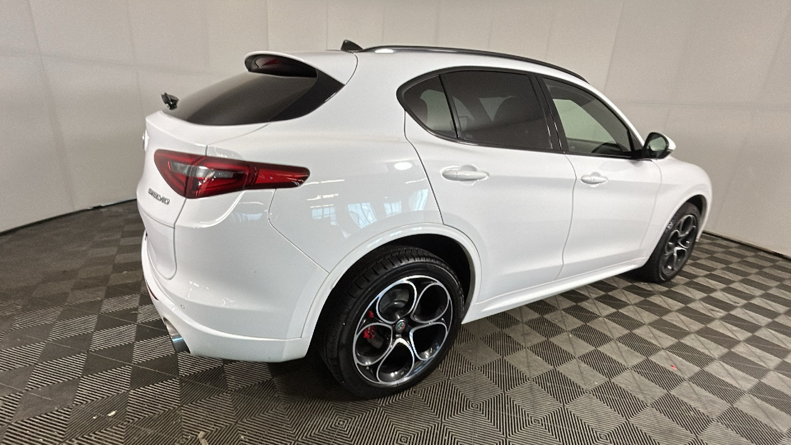 Used 2020 Alfa Romeo Stelvio Ti Sport w/ Quick Order Package 22S Sport AWD/4WD image 3