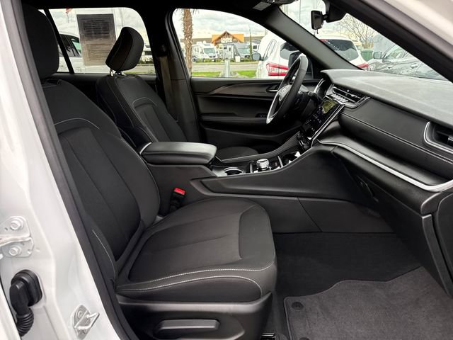 Used 2025 Jeep Grand Cherokee Laredo image 11