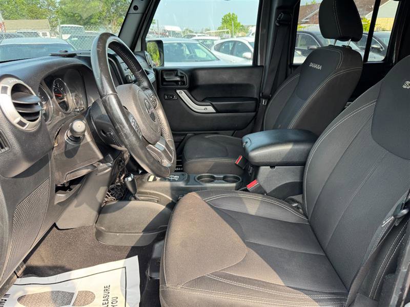 Used 2017 Jeep Wrangler Unlimited Sahara w/ Connectivity Group image 29
