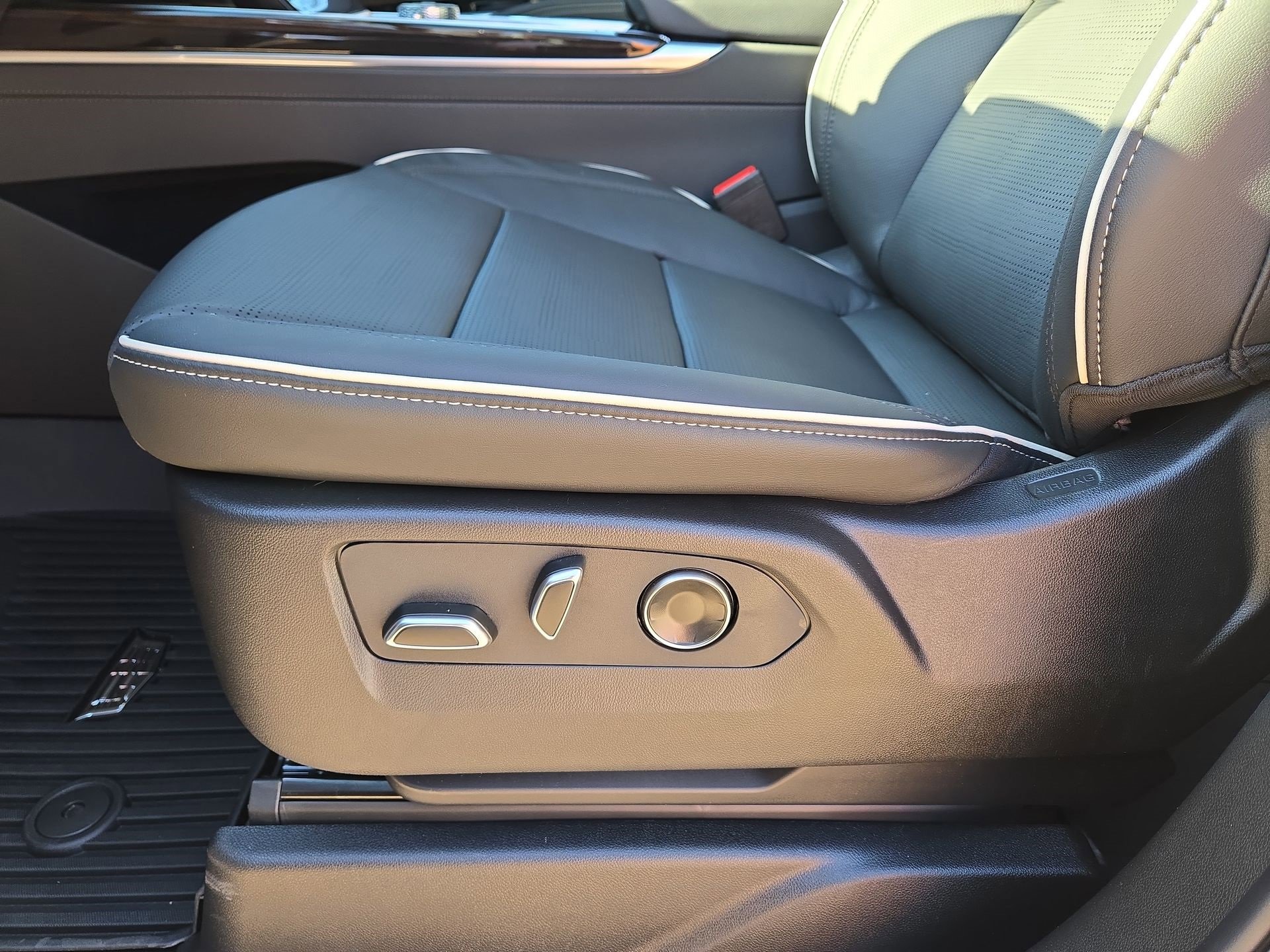 New 2026 Cadillac Escalade ESV Luxury w/ Touring Package image 17