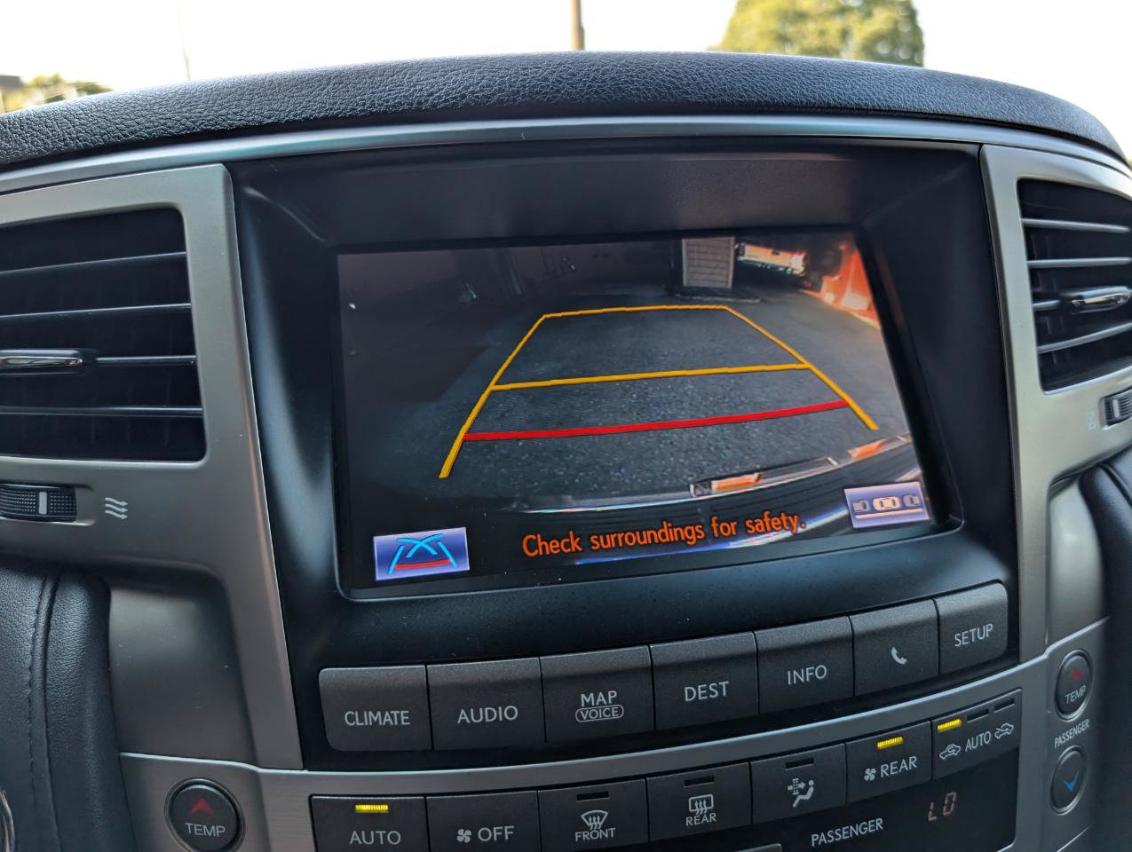 Used 2013 Lexus LX 570 4WD w/ Luxury Pkg w/Pre-crash image 19
