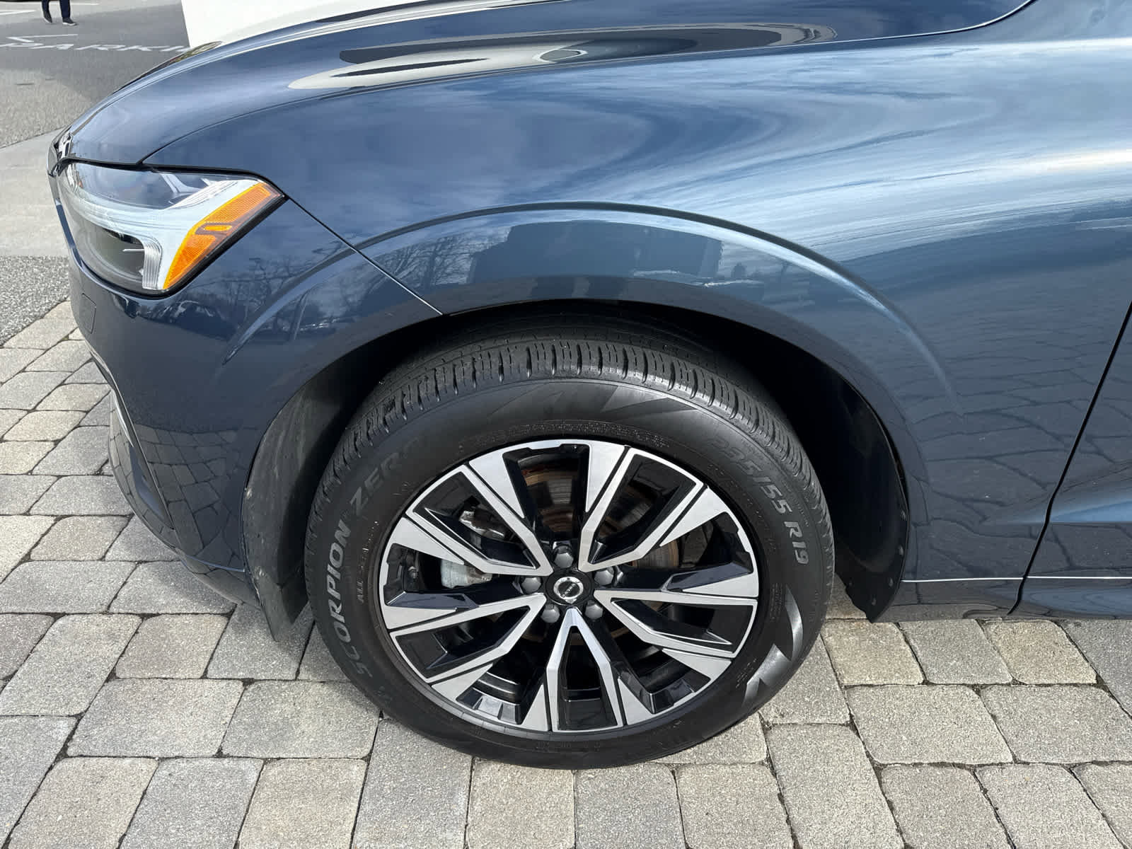 Used 2023 Volvo XC60 B5 Core w/ Climate Package image 4