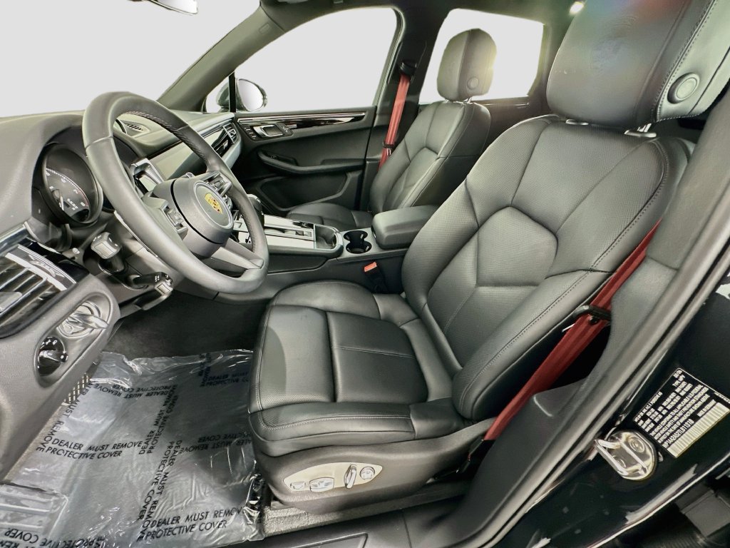 Certified 2026 Porsche Macan AWD/4WD image 5