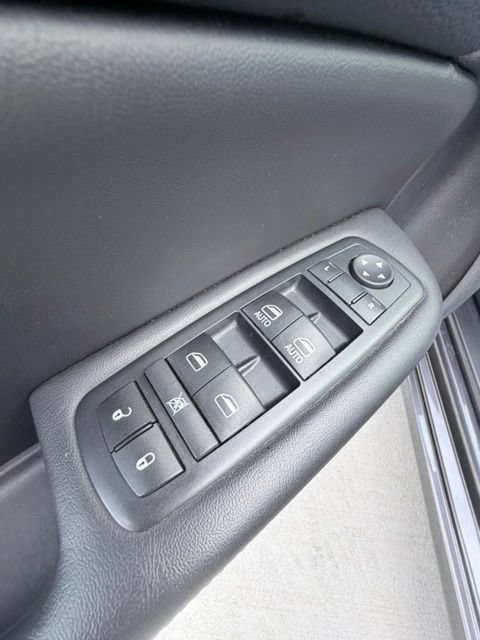 Used 2017 Chrysler 200 Limited Platinum w/ Comfort & Convenience Group FWD image 21