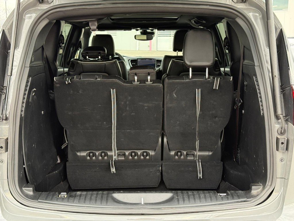 Used 2025 Chrysler Pacifica Limited image 6