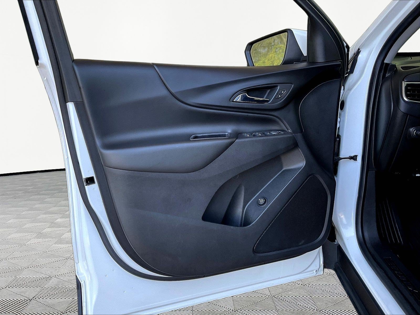 Used 2020 Chevrolet Equinox LT w/ Driver Convenience Package FWD image 19