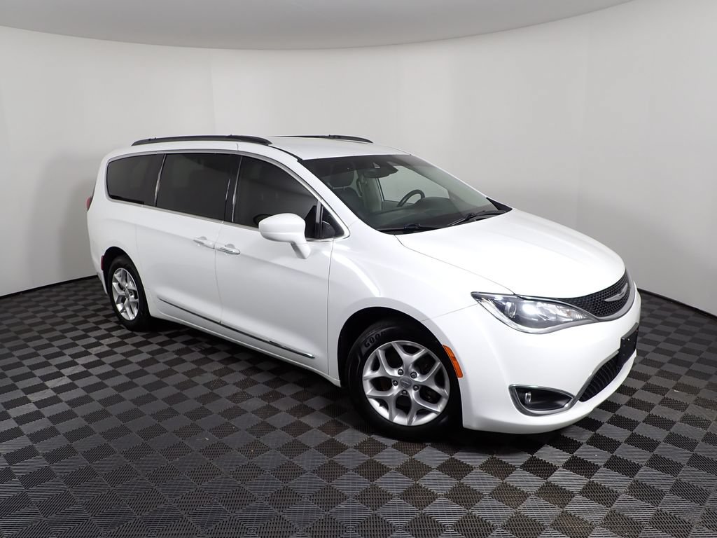 Used 2017 Chrysler Pacifica Touring-L w/ Tire & Wheel Group FWD image 7