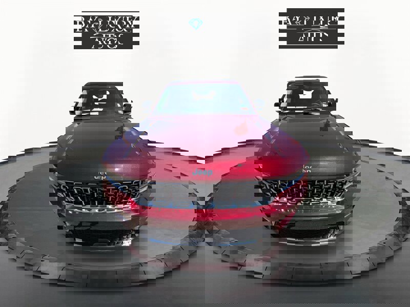 Used 2023 Jeep Grand Cherokee Limited image 2