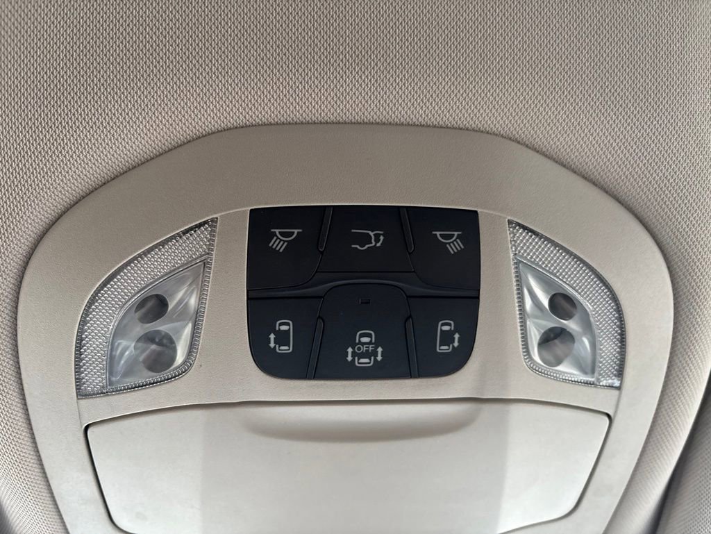 Used 2023 Chrysler Pacifica Touring-L FWD image 5