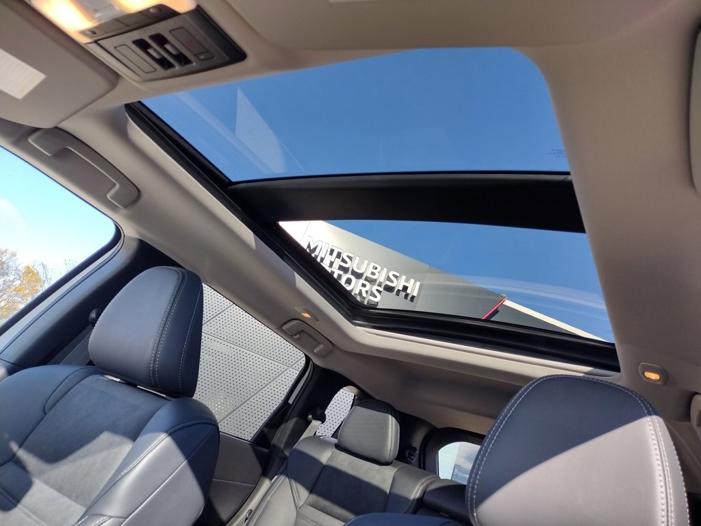 New 2025 Mitsubishi Outlander SE image 3