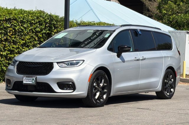 Used 2026 Chrysler Pacifica Limited w/ S Appearance Package FWD image 8