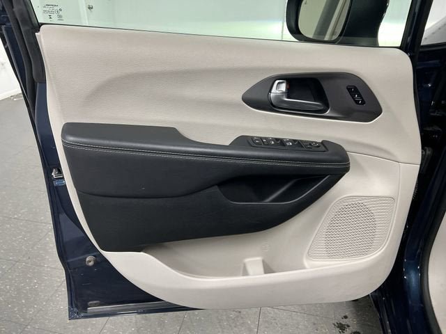 Used 2023 Chrysler Pacifica Touring-L FWD image 21