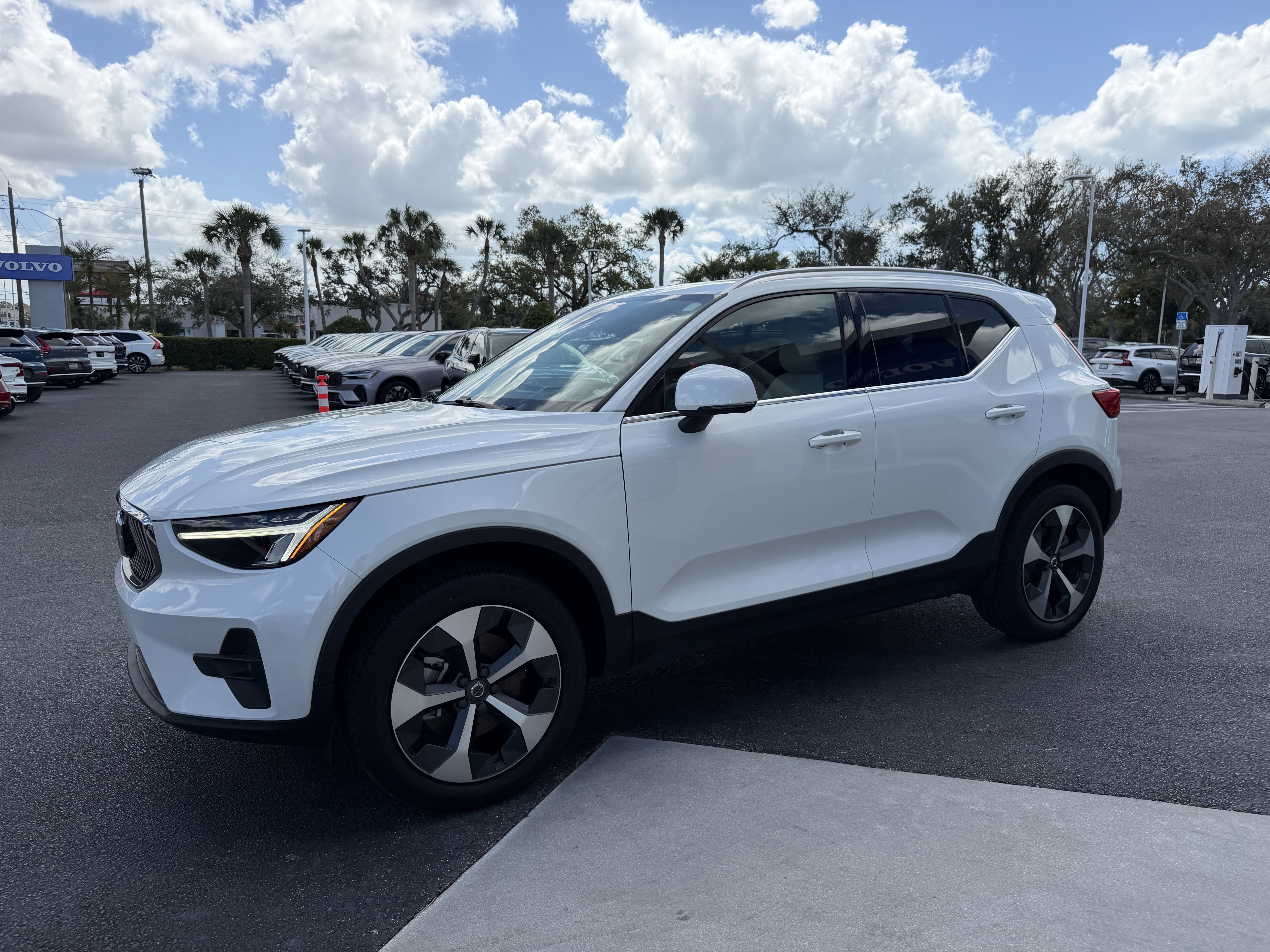 Certified 2023 Volvo XC40 B5 Plus w/ Protection Package Premier image 6