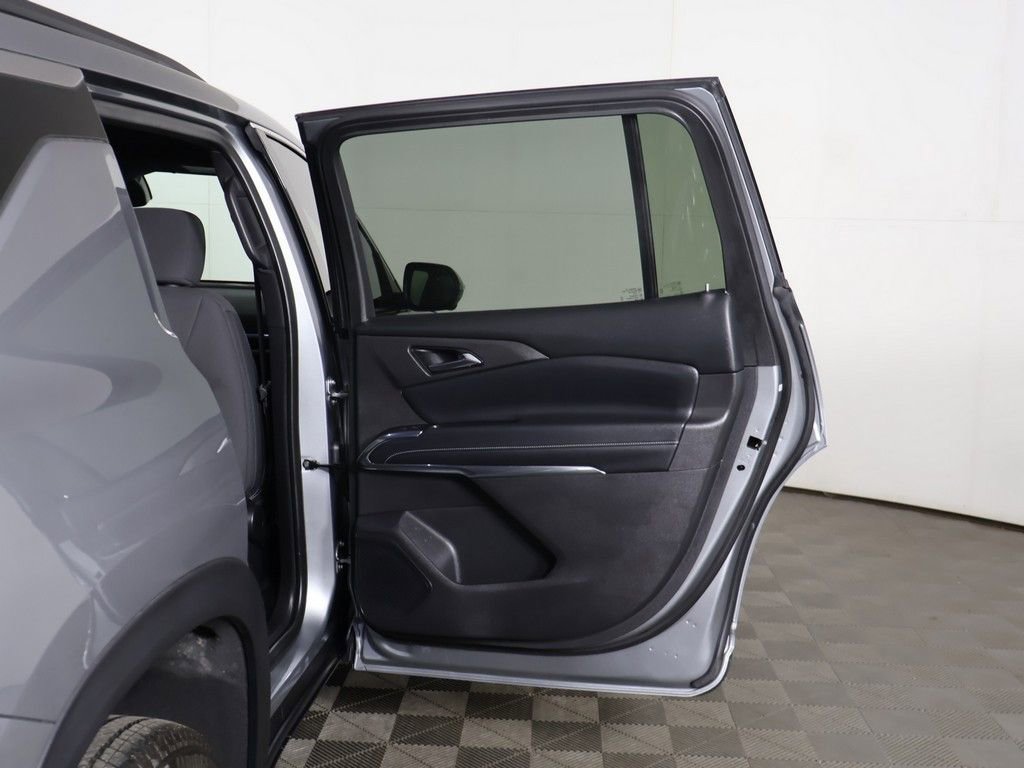 Used 2025 Chevrolet Traverse LT w/ Driver Confidence Package FWD image 23