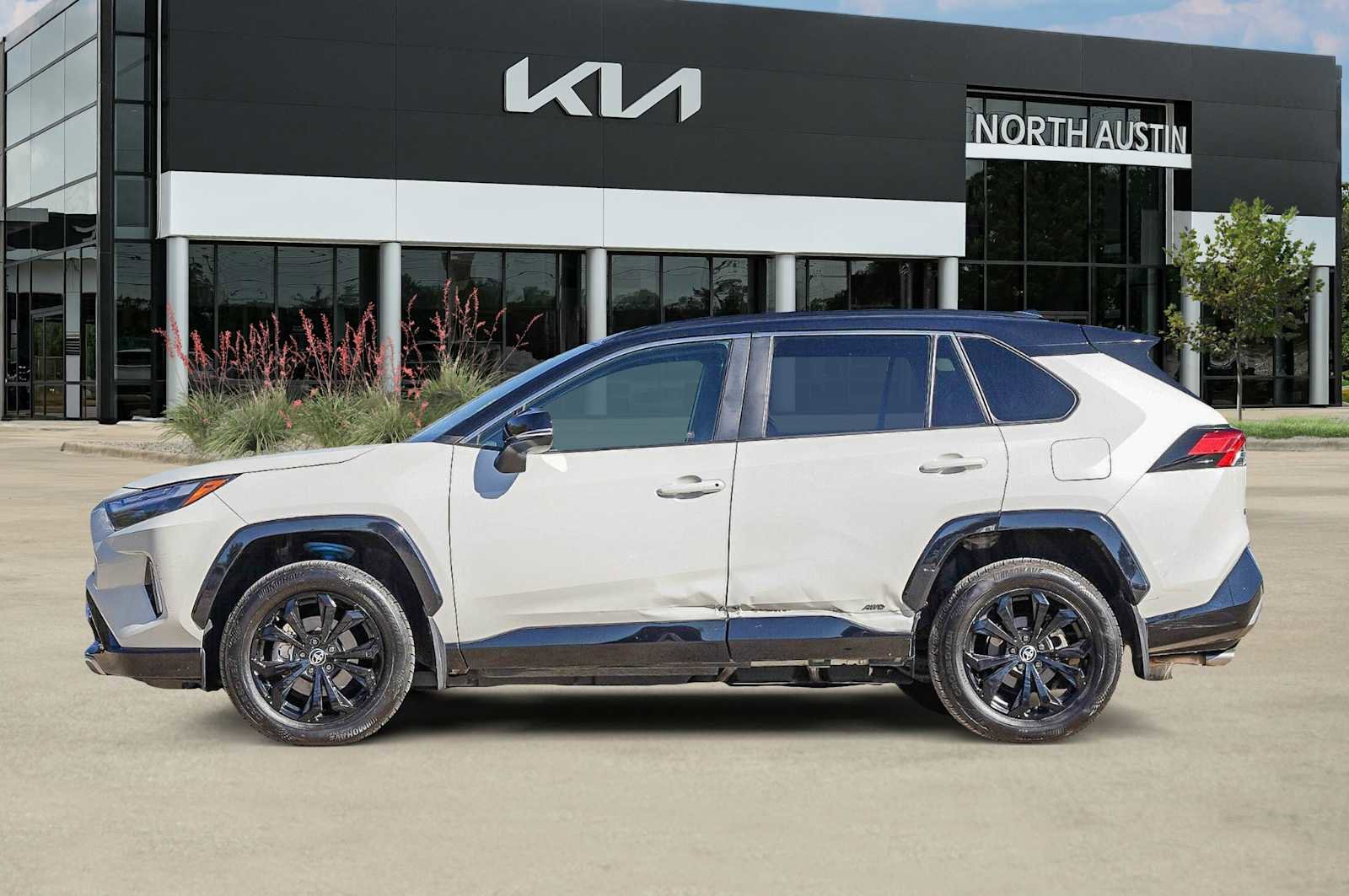 Used 2022 Toyota RAV4 XSE image 4