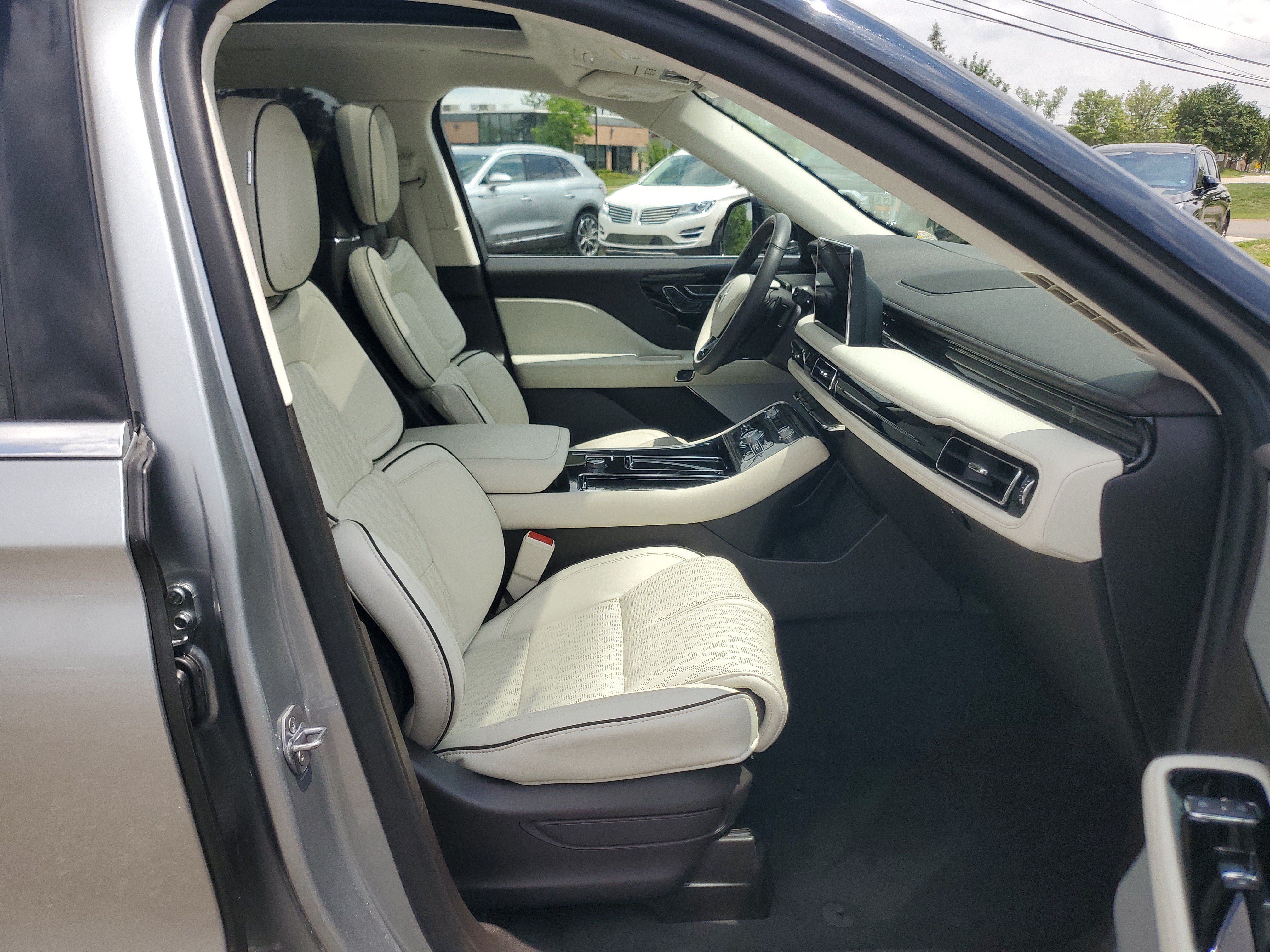 Certified 2024 Lincoln Aviator Black Label w/ Class IV Trailer Tow Package AWD/4WD image 9