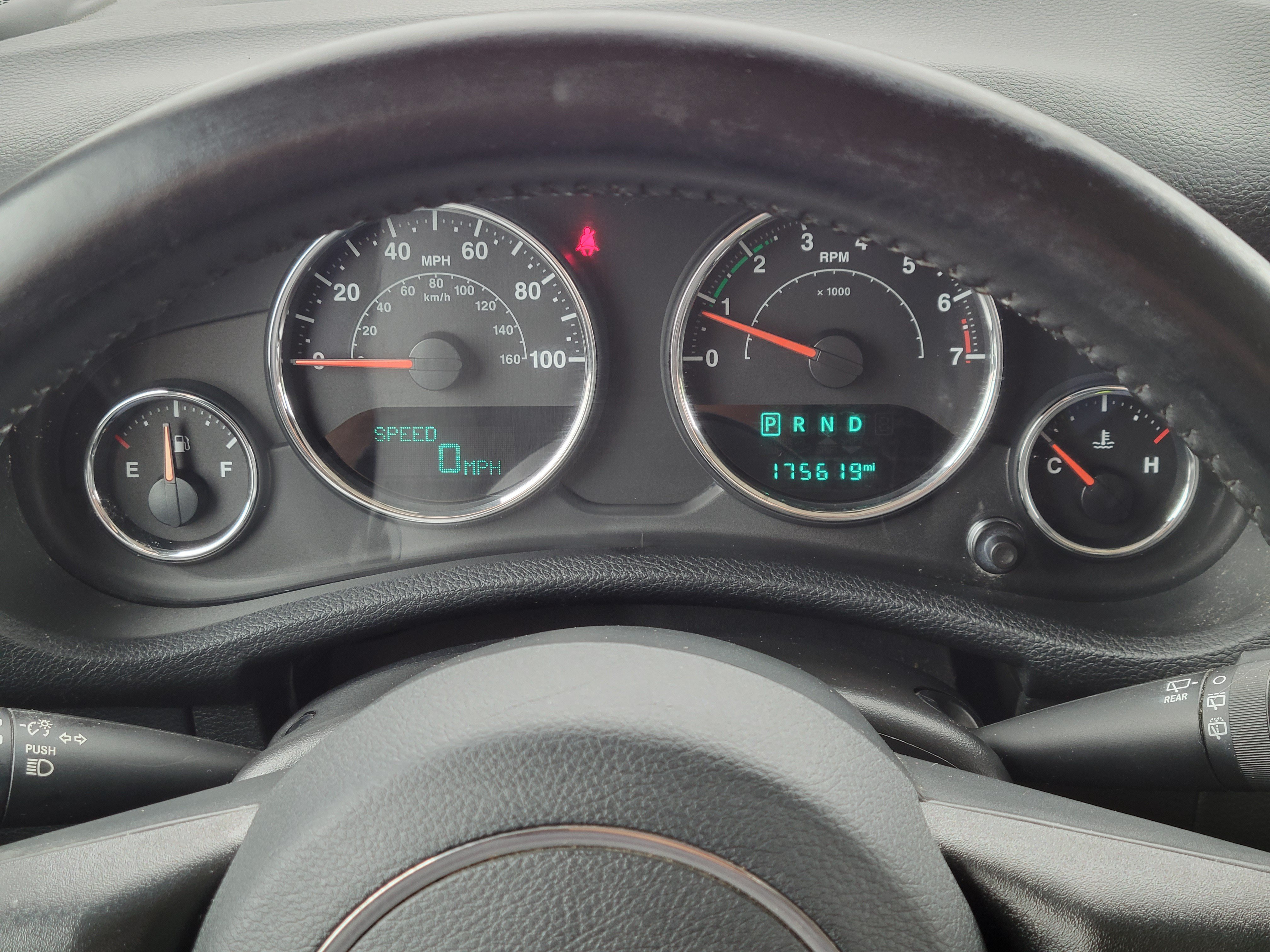 Used 2018 Jeep Wrangler Sahara w/ Connectivity Group AWD/4WD image 9