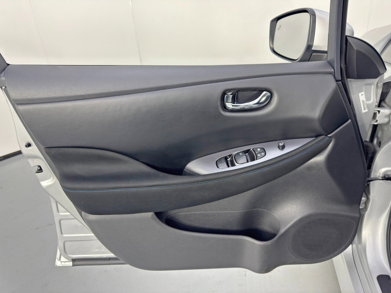 Used 2025 Nissan Leaf S image 33