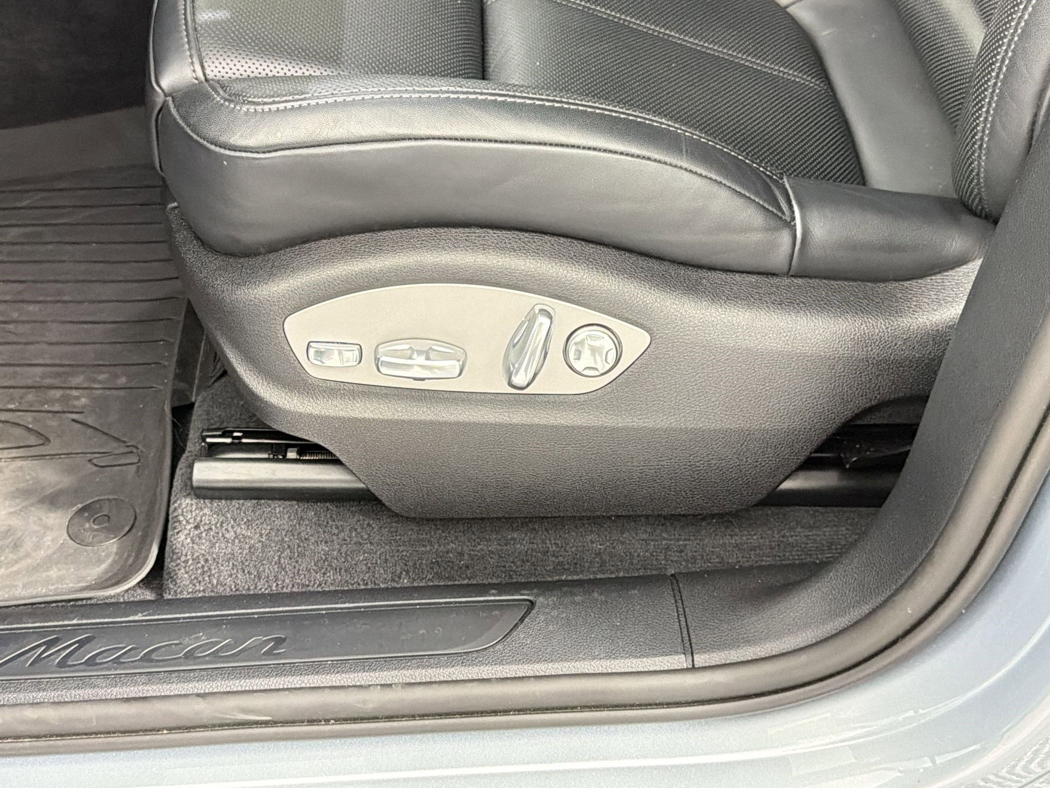 Certified 2024 Porsche Macan AWD/4WD image 15