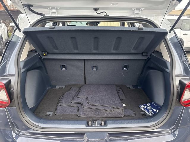 Used 2023 Hyundai Venue Limited image 6