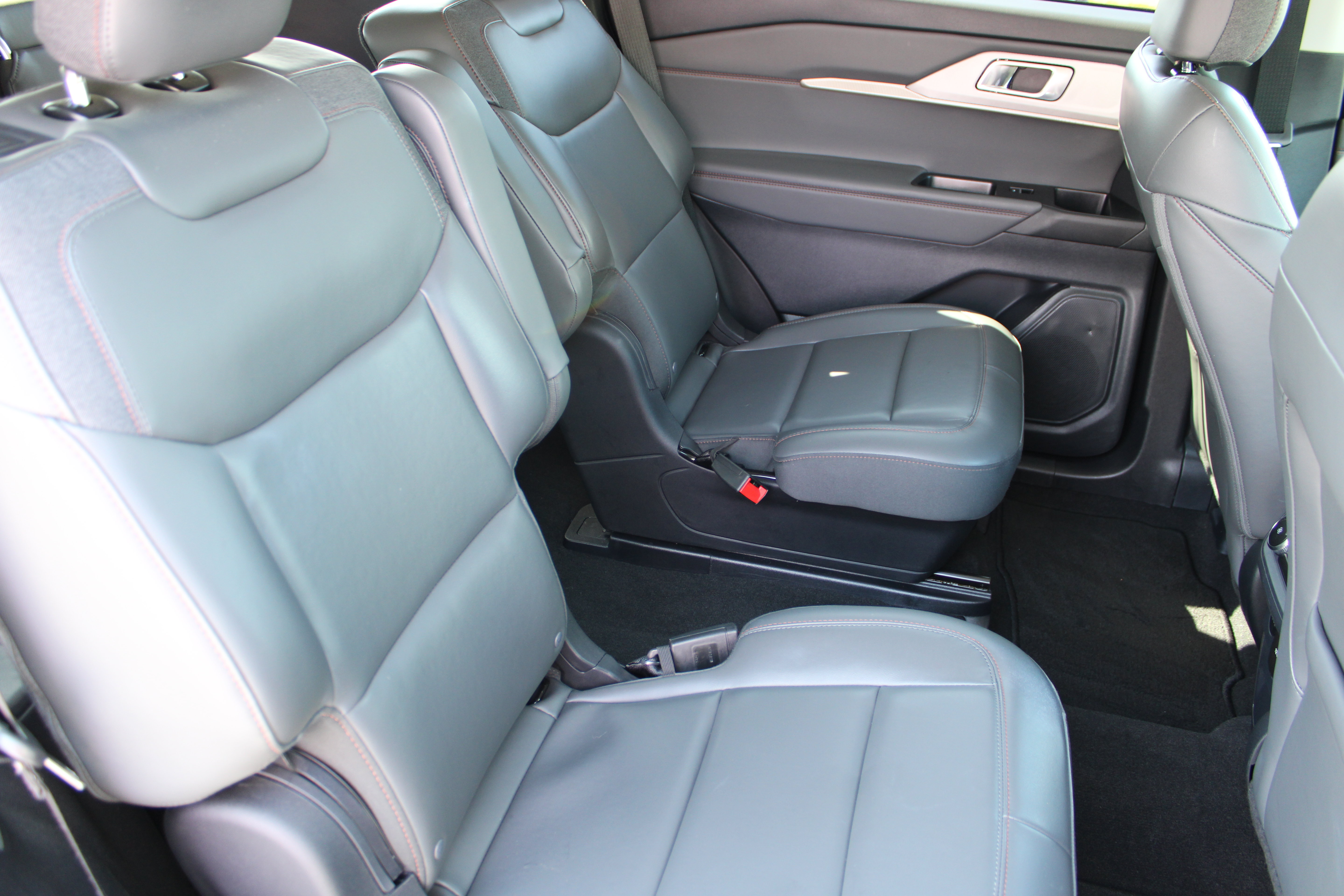 Used 2025 Ford Explorer Active w/ Active Comfort Package AWD/4WD image 17