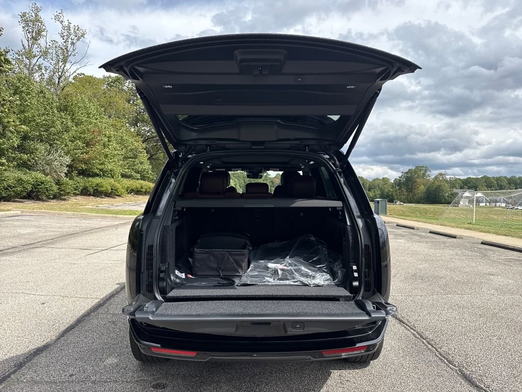 New 2025 Land Rover Range Rover SE image 9