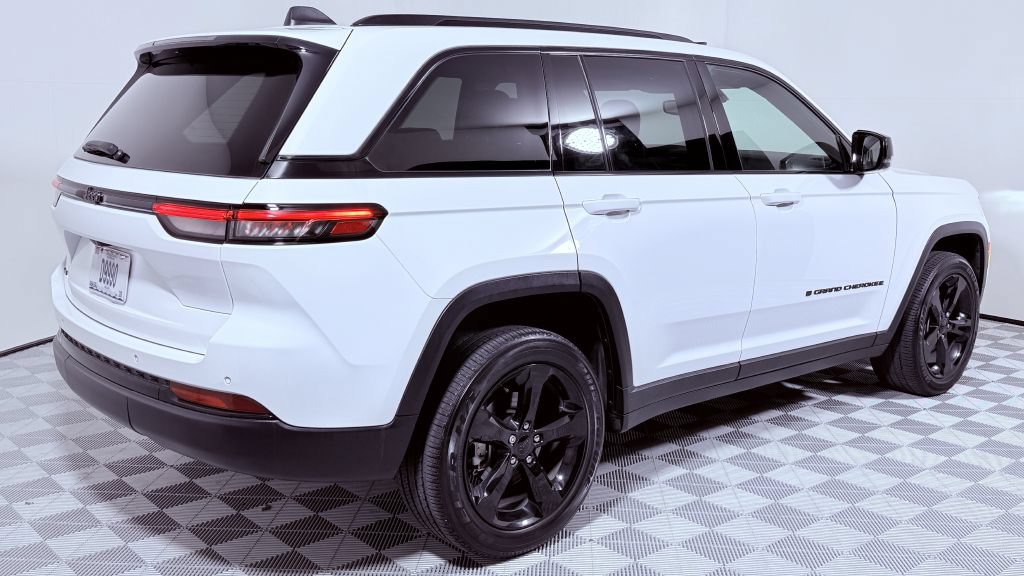 Used 2023 Jeep Grand Cherokee Altitude AWD/4WD image 3