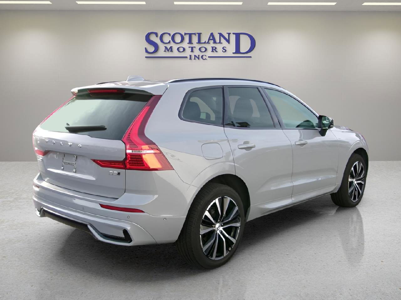 Used 2025 Volvo XC60 B5 Plus AWD/4WD image 6