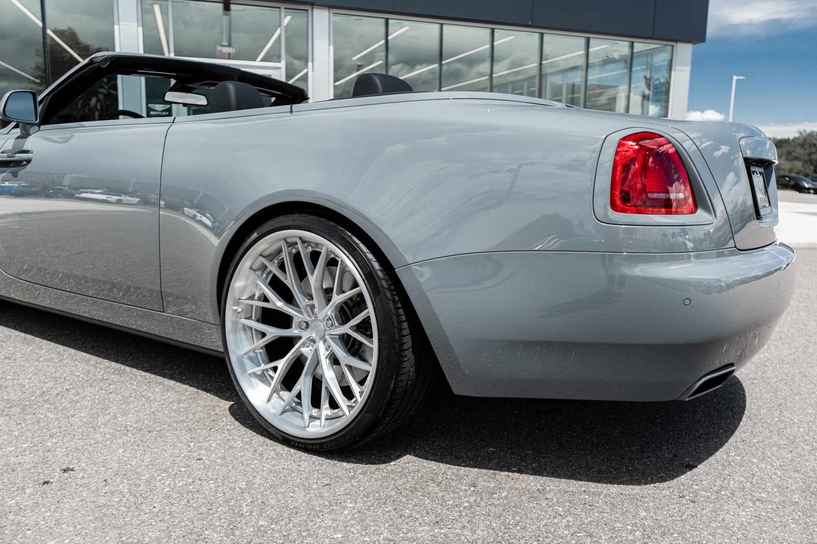 Used 2020 Rolls-Royce Dawn RWD image 9