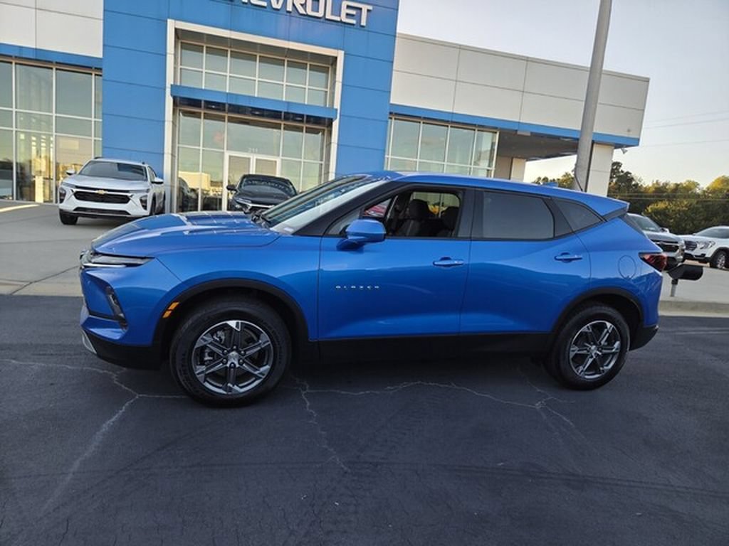 Used 2026 Chevrolet Blazer LT FWD image 2