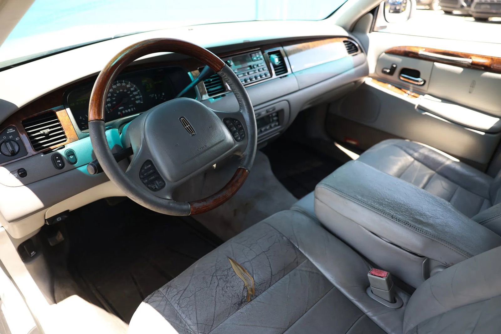 Used 2001 Lincoln Town Car Signature RWD image 16