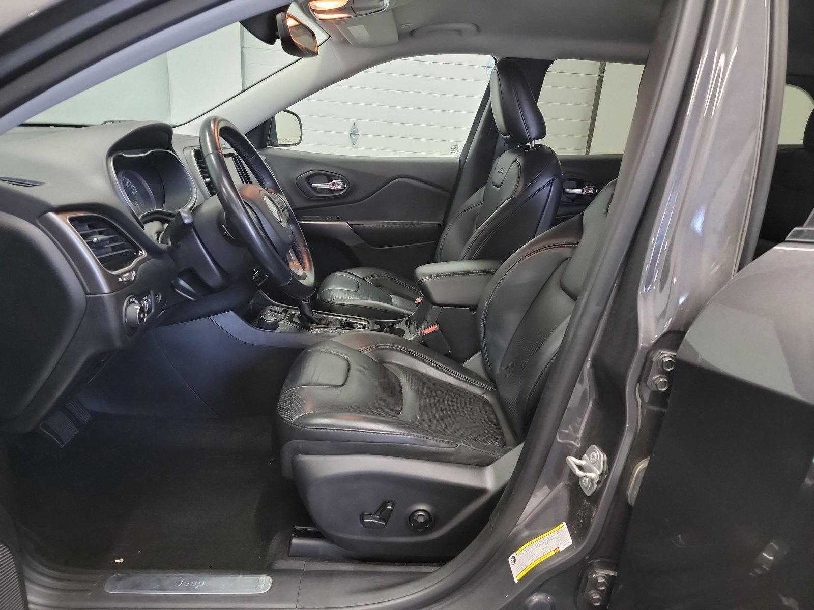 Used 2019 Jeep Cherokee Limited AWD/4WD image 12