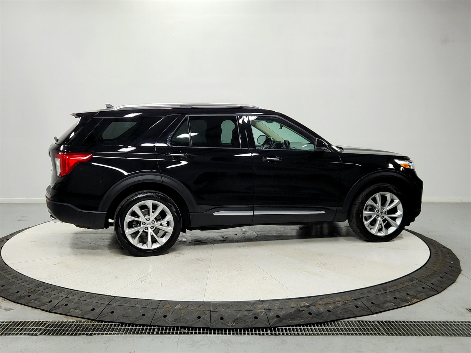 Used 2023 Ford Explorer Platinum w/ Technology Package image 8