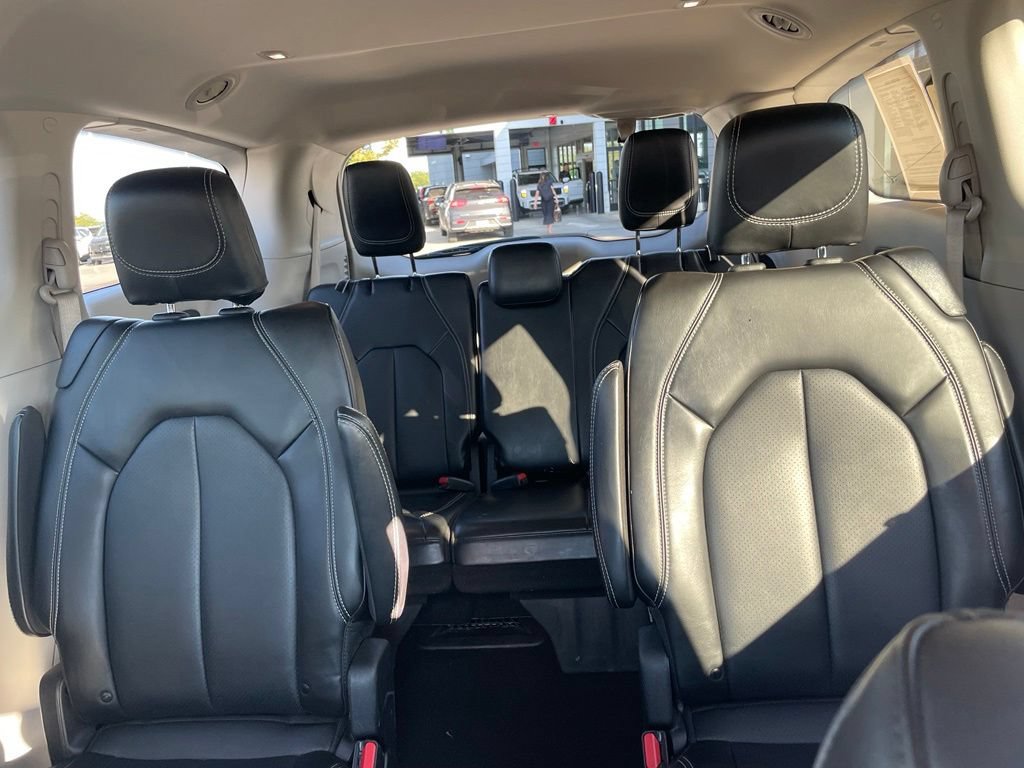 Used 2024 Chrysler Pacifica Touring-L FWD image 21