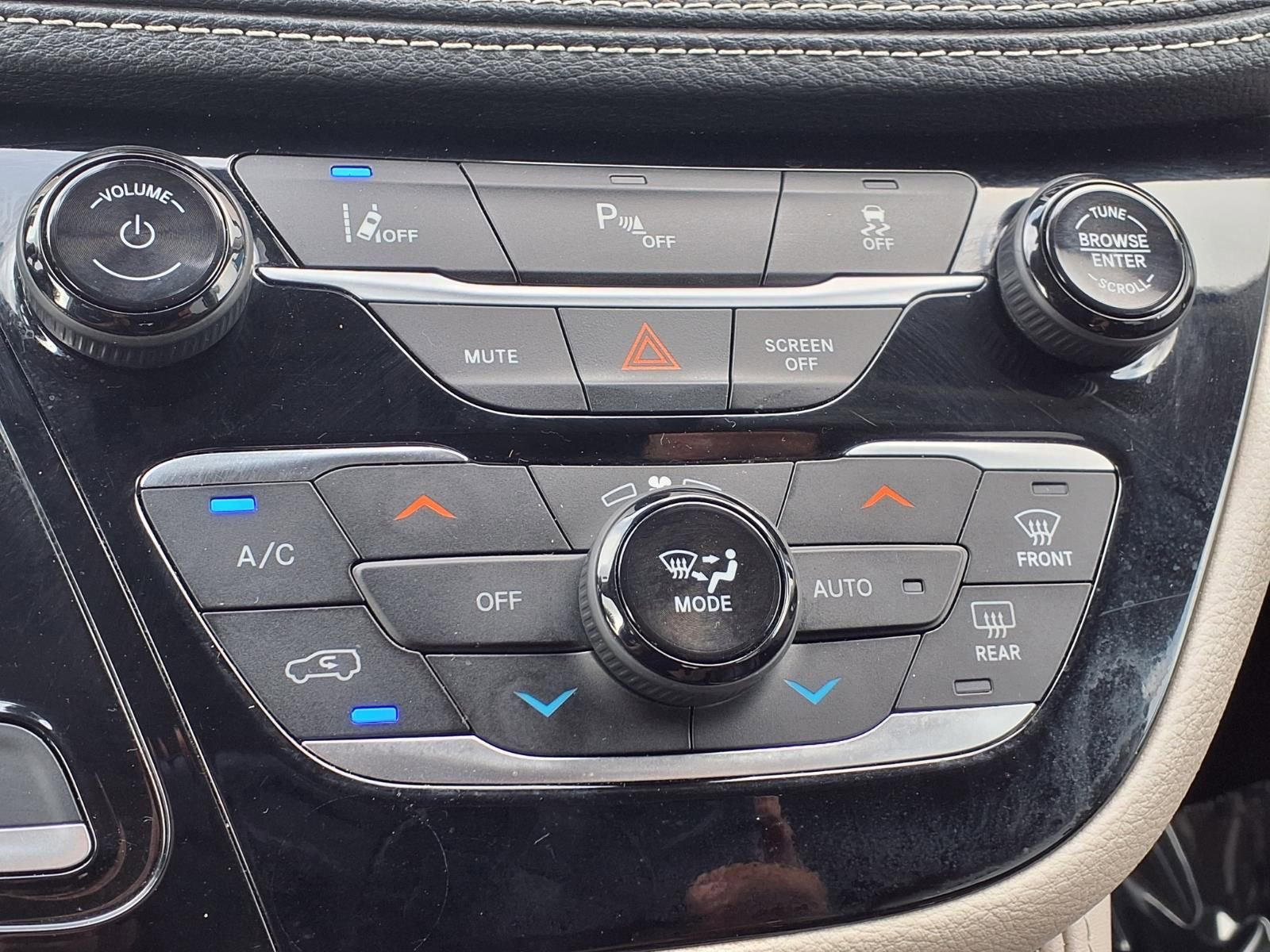 Used 2023 Chrysler Pacifica Limited image 10