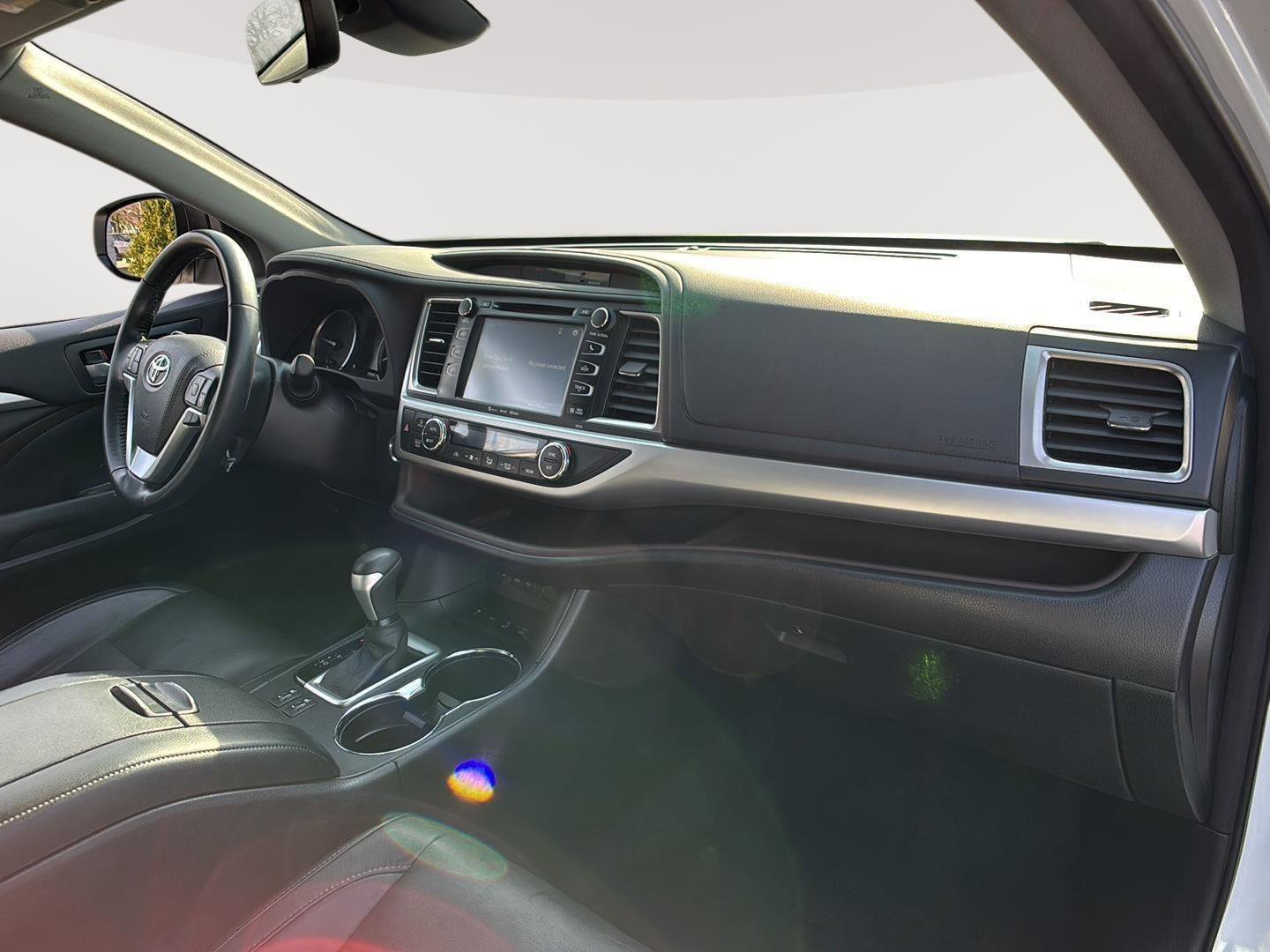 Used 2017 Toyota Highlander XLE image 18