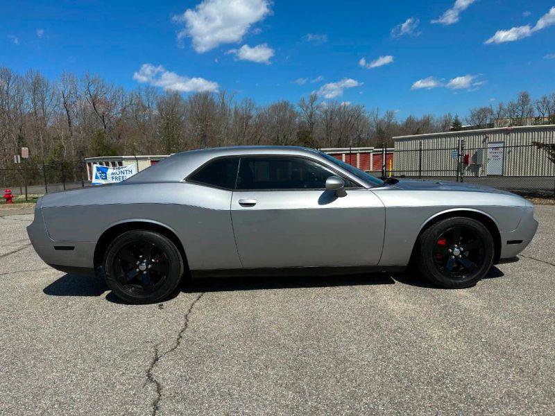 Used 2014 Dodge Challenger SXT RWD image 7