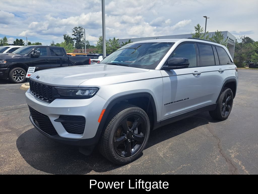 Certified 2024 Jeep Grand Cherokee Altitude AWD/4WD image 8