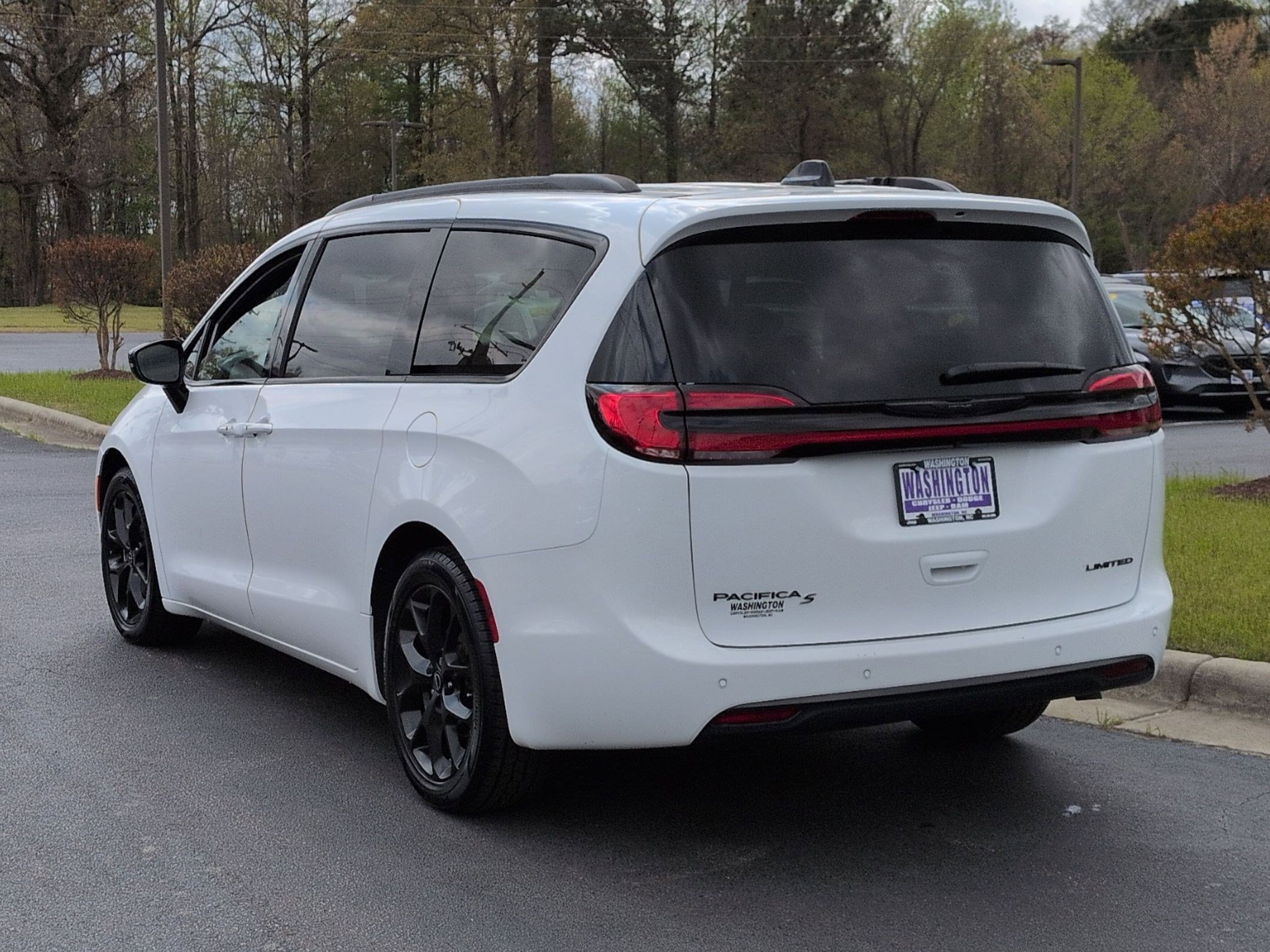 Used 2025 Chrysler Pacifica Limited FWD image 7