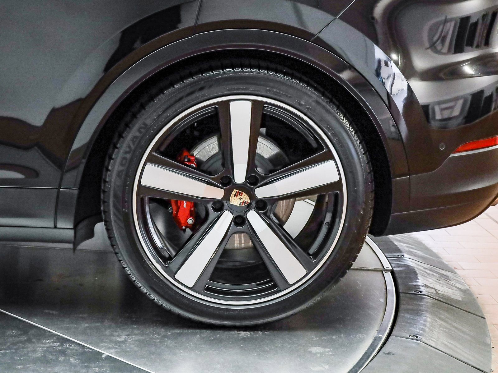 Certified 2025 Porsche Cayenne S image 9