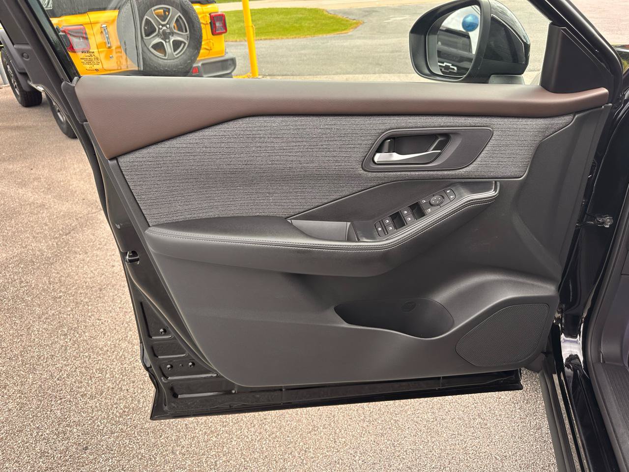Used 2023 Nissan Rogue SV FWD image 28