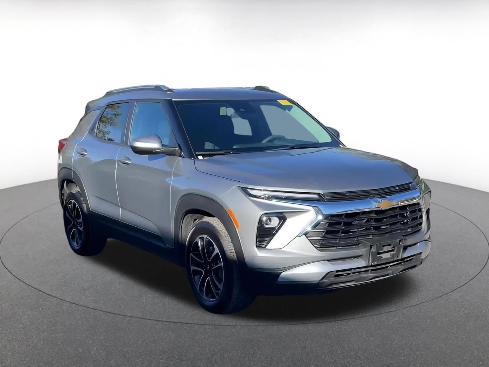 Used 2025 Chevrolet TrailBlazer LT image 2