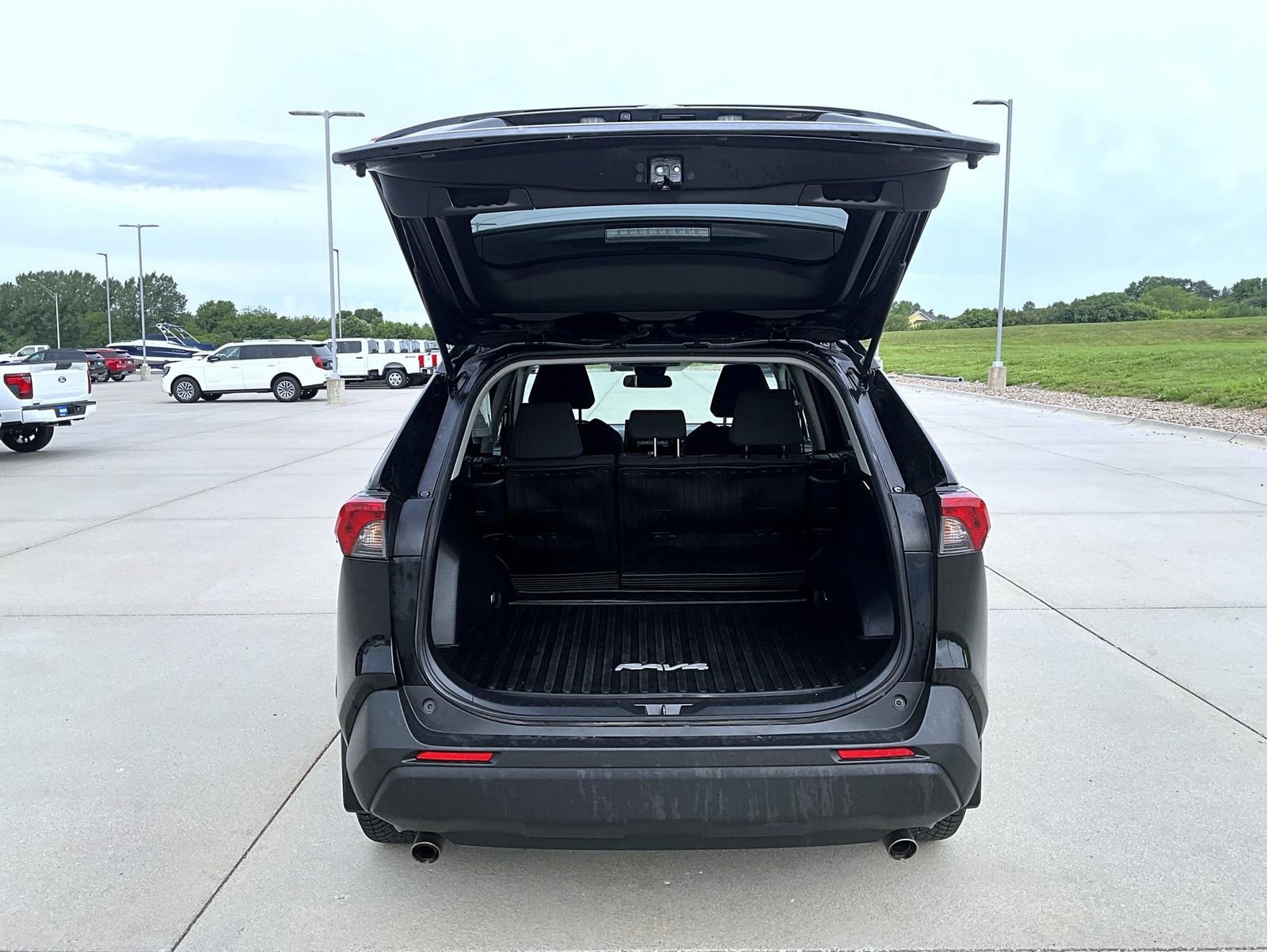 Used 2022 Toyota RAV4 LE AWD/4WD image 22