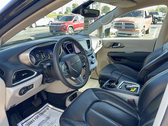 Used 2023 Chrysler Pacifica Touring-L FWD image 15
