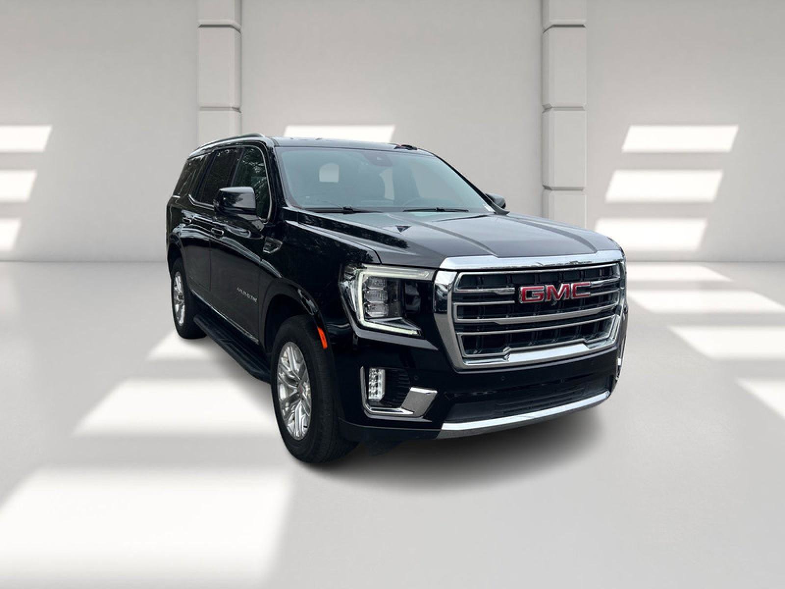 Used 2024 GMC Yukon SLT w/ SLT Luxury Package image 3