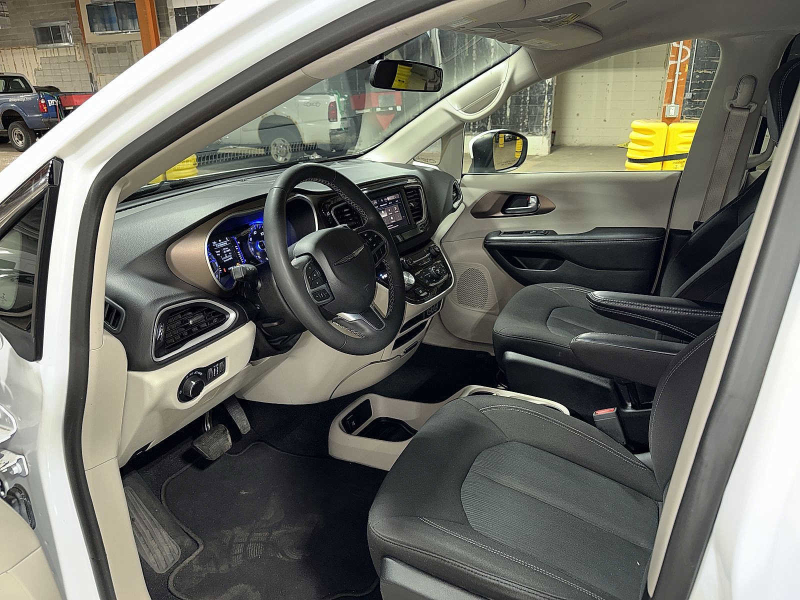 Used 2022 Chrysler Voyager LX image 28